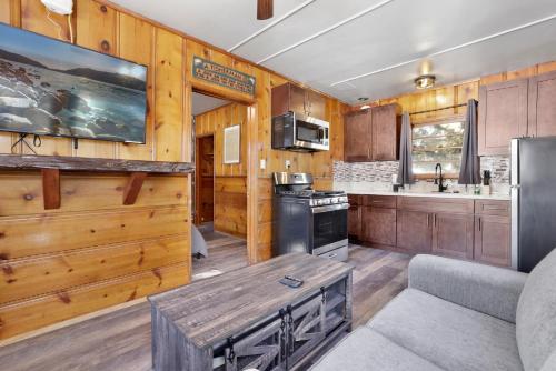 Gallery image of Juniper Lakeside Couples Resort Cabin by Big Bear Vacations in Big Bear Lake
