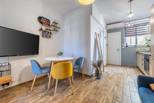 a living room with a table and chairs at One Bedroom Apt - Close to Valletta in Hamrun