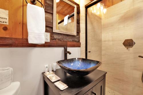 a bathroom with a bowl sink on a counter at Lakeside Family Cabin by Big Bear Vacations in Big Bear Lake