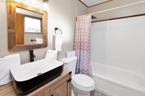 Bilik mandi di Lakefront Family Cabin by Big Bear Vacations
