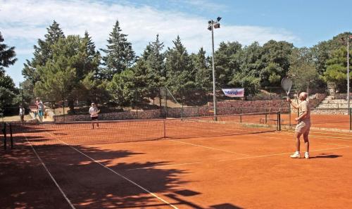 duas pessoas a jogar ténis num campo de ténis em Appartment mit wunderschoenen Panoramablick - b58871 em Novi Vinodolski