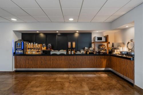 a restaurant with a counter in a room at City Express by Marriott Queretaro Jurica in Querétaro