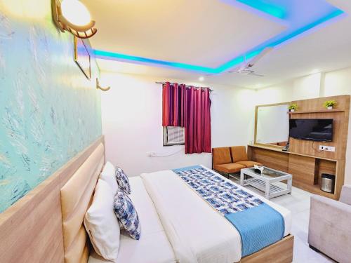 Hotel Gross International near delhi airport في نيودلهي: غرفه فندقيه سرير وتلفزيون