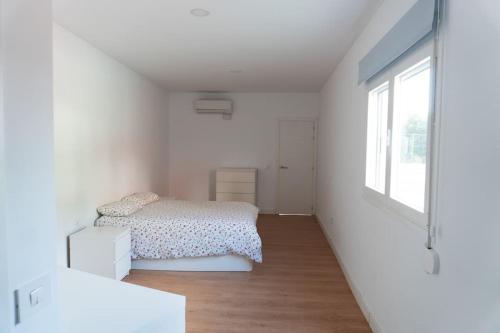 una camera bianca con un letto di Casa con terraza en Tajuya a El Paso