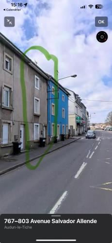 una calle vacía con un edificio y un coche en Belle chambre à la frontière Luxembourg, en Audun-le-Tiche