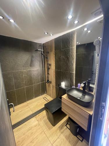 La salle de bains est pourvue d'un lavabo noir et d'une douche. dans l'établissement The Lodge Ajloun, à Ajloun