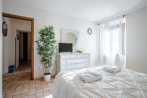 - une chambre avec un lit et une commode avec une télévision dans l'établissement La casina, à Baragazza
