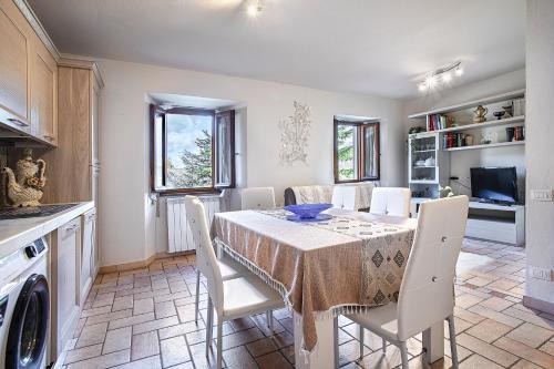 - une cuisine et une salle à manger avec une table et des chaises dans l'établissement La casina, à Baragazza