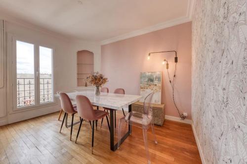 une salle à manger avec une table et des chaises dans l'établissement * L'élégant * Proche Paris / JO 2024, à Colombes