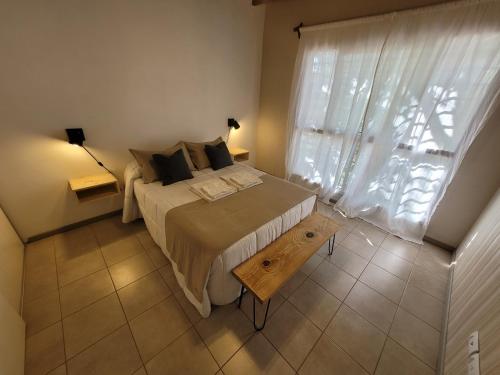 Un dormitorio con una cama grande y una ventana en Moderno departamento en Godoy Cruz en Godoy Cruz
