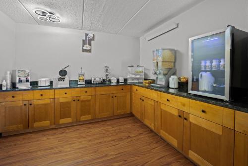 Kuchyň nebo kuchyňský kout v ubytování Red Roof Inn Greensboro Airport