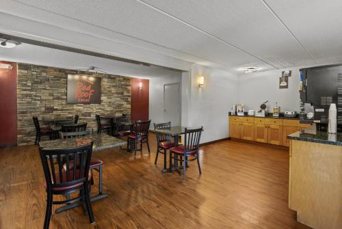 a restaurant with tables and chairs and a bar at Red Roof Inn Greensboro Airport in Greensboro