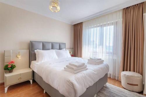 A bed or beds in a room at Spacious Duplex With Stunning Halic Views