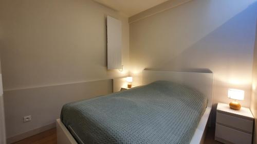 1 dormitorio pequeño con 1 cama y 2 mesitas de noche en Studi'O, en Maisons-Laffitte