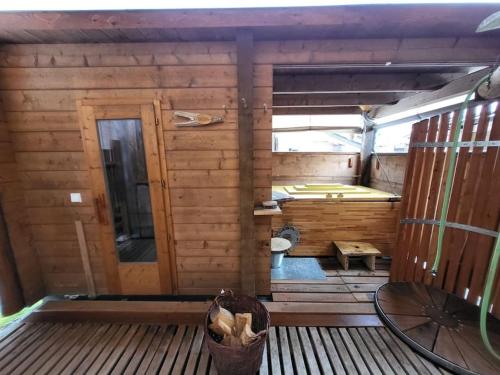 einen Innenblick auf eine Holzhütte mit einer Badewanne in der Unterkunft Casa Royal - Schönes Blockhaus mit Außensauna und Bade-Bottich in Sankt Englmar