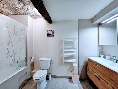 une salle de bain blanche avec des toilettes et un lavabo dans l'établissement Oasis Parfumée 4 couchages au cœur de Grasse wifi, à Grasse