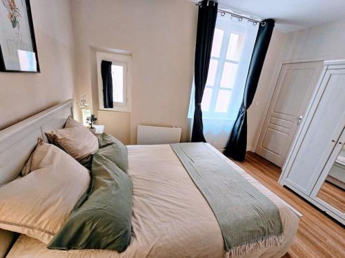 une chambre avec un grand lit et une fenêtre dans l'établissement Oasis Parfumée 4 couchages au cœur de Grasse wifi, à Grasse