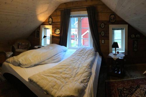 1 dormitorio con 2 camas y ventana en Pålgarden, en Ørsta