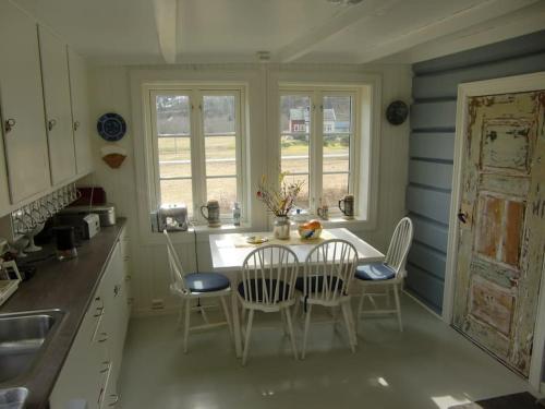 奧希塔的住宿－Pålgarden，厨房配有桌椅