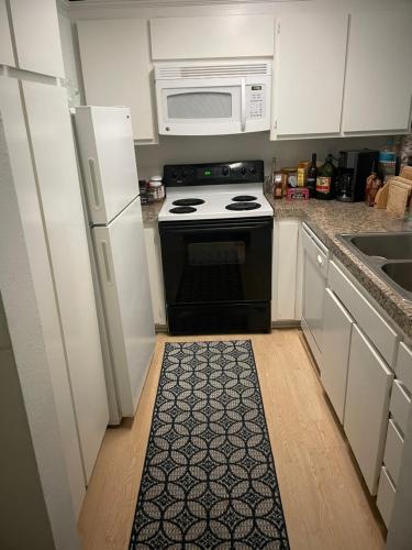uma cozinha com um fogão preto e um micro-ondas em Marine em Los Angeles