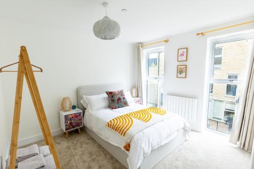 Un dormitorio blanco con una cama y una ventana. en PAPER MILL - Experience the city and nature side of this stay!, en Sheffield