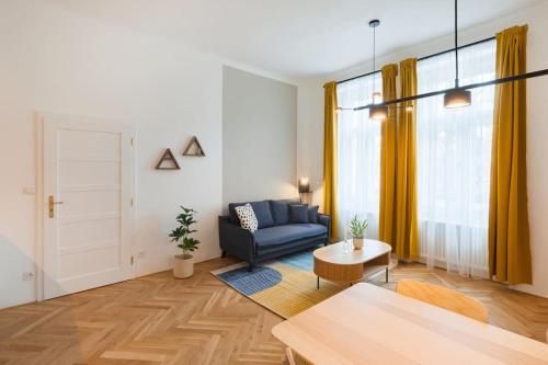 布拉格的住宿－Beautiful cozy apartment for 2 people，客厅配有蓝色的沙发和桌子
