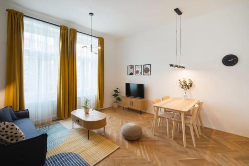 布拉格的住宿－Beautiful cozy apartment for 2 people，一间带桌子的客厅和一间餐厅