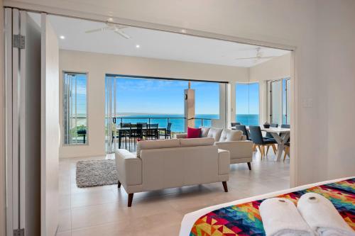 een woonkamer met uitzicht op de oceaan bij Rainbow Ocean Palms Resort in Rainbow Beach