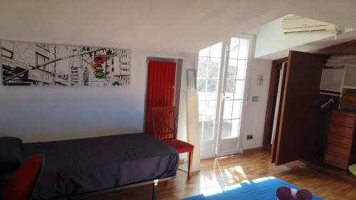 um pequeno quarto com uma cama e uma janela em Casa Pinares em Móstoles