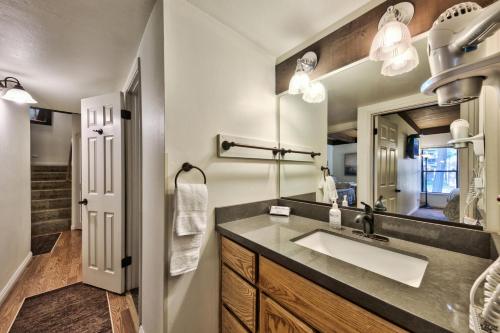 y baño con lavabo y espejo. en Lakeland Village 496 - 4 Seasons Family Fun, en South Lake Tahoe