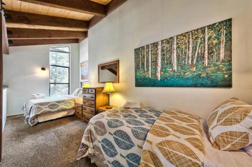 1 dormitorio con 2 camas y un cuadro en la pared en Lakeland Village 496 - 4 Seasons Family Fun, en South Lake Tahoe