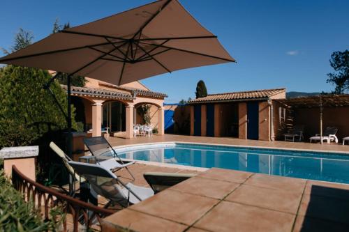 Photo de la galerie de l'établissement The Bamboos - private heated swimming pool, à Lagnes