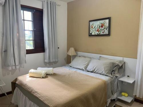- une chambre avec un lit et une fenêtre dans l'établissement Casinha aconchegante perto da praia Guarajuba - Ba, à Guarajuba