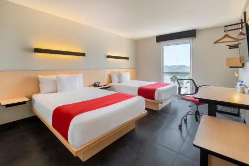Ένα ή περισσότερα κρεβάτια σε δωμάτιο στο City Express by Marriott Tampico