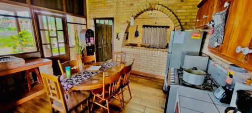 uma cozinha com uma mesa de madeira e um frigorífico em Villa Isabella, La Sucursal del Cielo em Siguatepeque