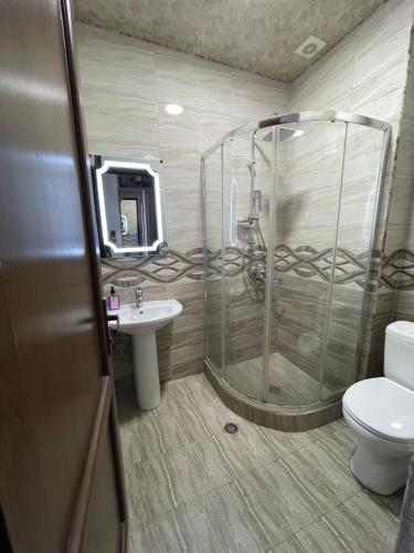 Phòng tắm tại Roini Apartment