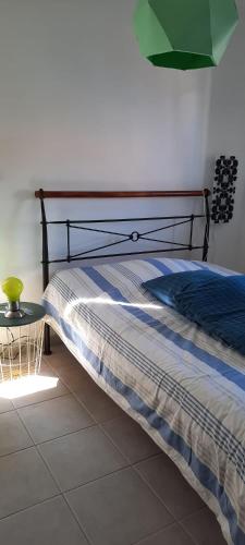 - un lit dans une chambre avec une table à côté dans l'établissement Studio situé centre ville, à Parthenay