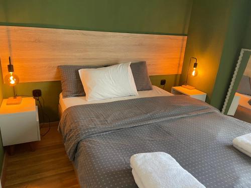 een slaapkamer met een groot bed met 2 nachtkastjes bij Paloma FREE PARKING House in Thessaloniki