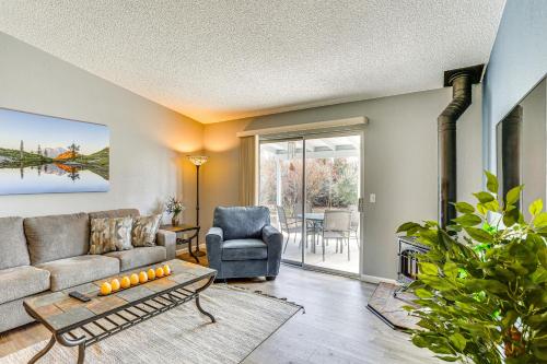 Χώρος καθιστικού στο Cozy Redding Retreat about 3 Mi to Downtown