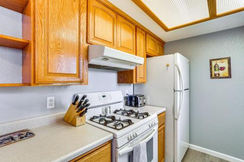 Η κουζίνα ή μικρή κουζίνα στο Cozy Redding Retreat about 3 Mi to Downtown