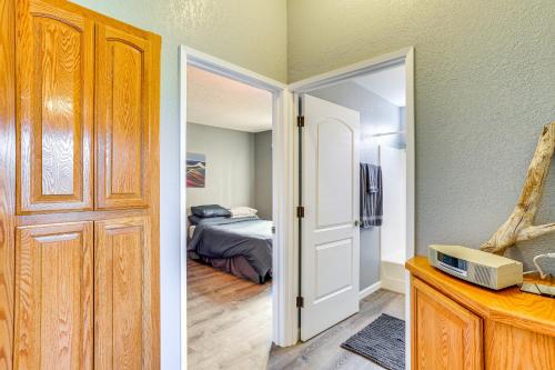 Ένα ή περισσότερα κρεβάτια σε δωμάτιο στο Cozy Redding Retreat about 3 Mi to Downtown