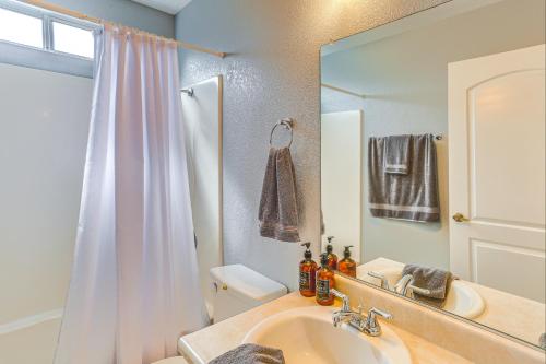 een badkamer met een wastafel, een toilet en een spiegel bij Cozy Redding Retreat about 3 Mi to Downtown in Redding