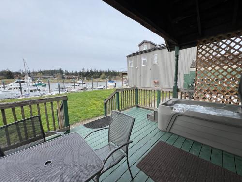 Un balcón o terraza de Bridge Tender Shack with hot tub on deck