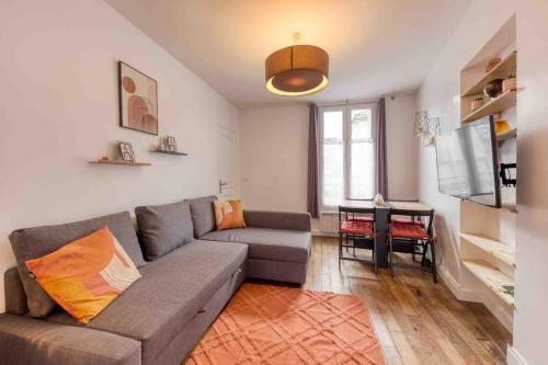 un salon avec un canapé et une table dans l'établissement *Le Terracota*proche Paris 10min, au Kremlin-Bicêtre