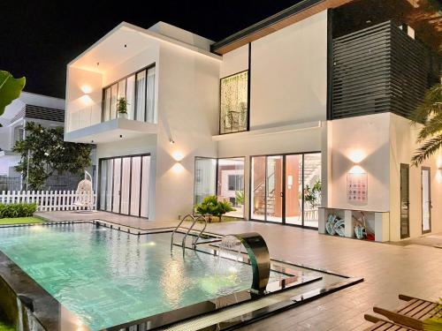 Bazén v ubytování Aria Resort S9 - Hoàng My Villa nebo v jeho okolí