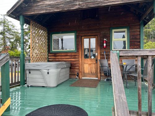 Un balcón o terraza de Bridge Tender Shack with hot tub on deck