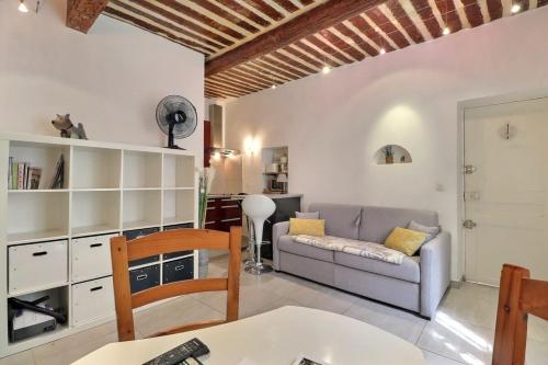 een woonkamer met een bank en een tafel bij Studio Hyper centre de Cassis in Cassis