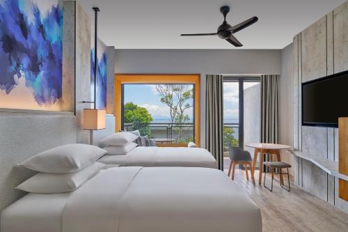 Un ou plusieurs lits dans un hébergement de l'établissement Perhentian Marriott Resort & Spa