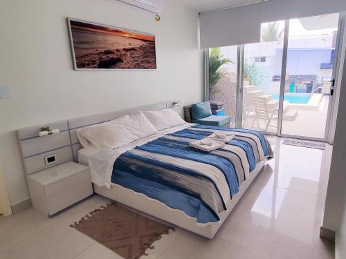 A bed or beds in a room at Villa Bonita! Guest House!
