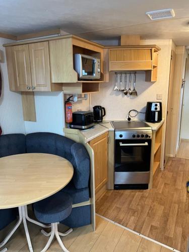 Kitchen o kitchenette sa Caravan Holiday home Happy days south 17